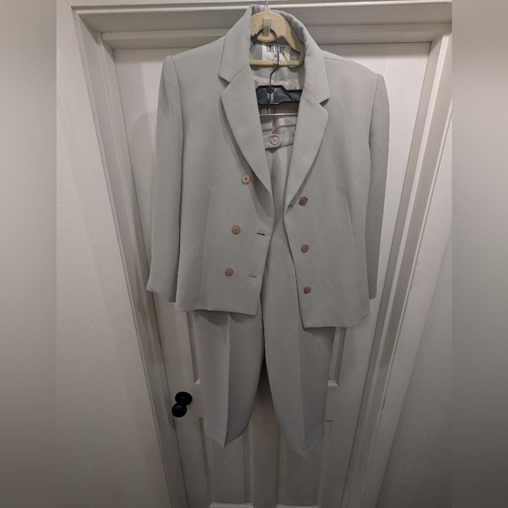 Bill Blass Size 10P Light Gray 2-Piece Suit Blazer & Pants Career Classic